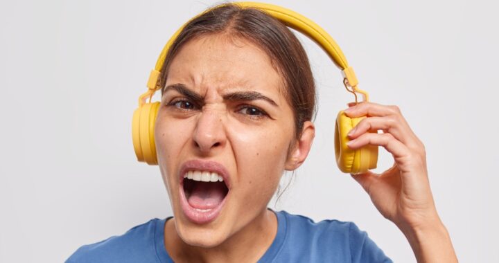 Žena trpící tinnitem, studie Apple