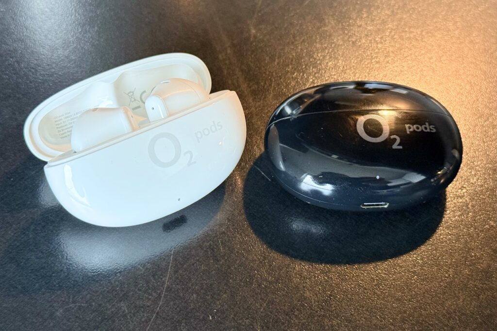 O2 Pods 2024 v černé a bílé