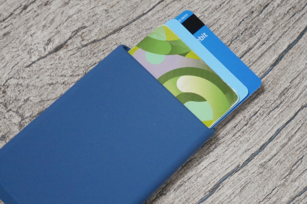 Do peněženky PanzerGlass se vejdou alespoň 3 karty | Zdroj: Ondřej Horák